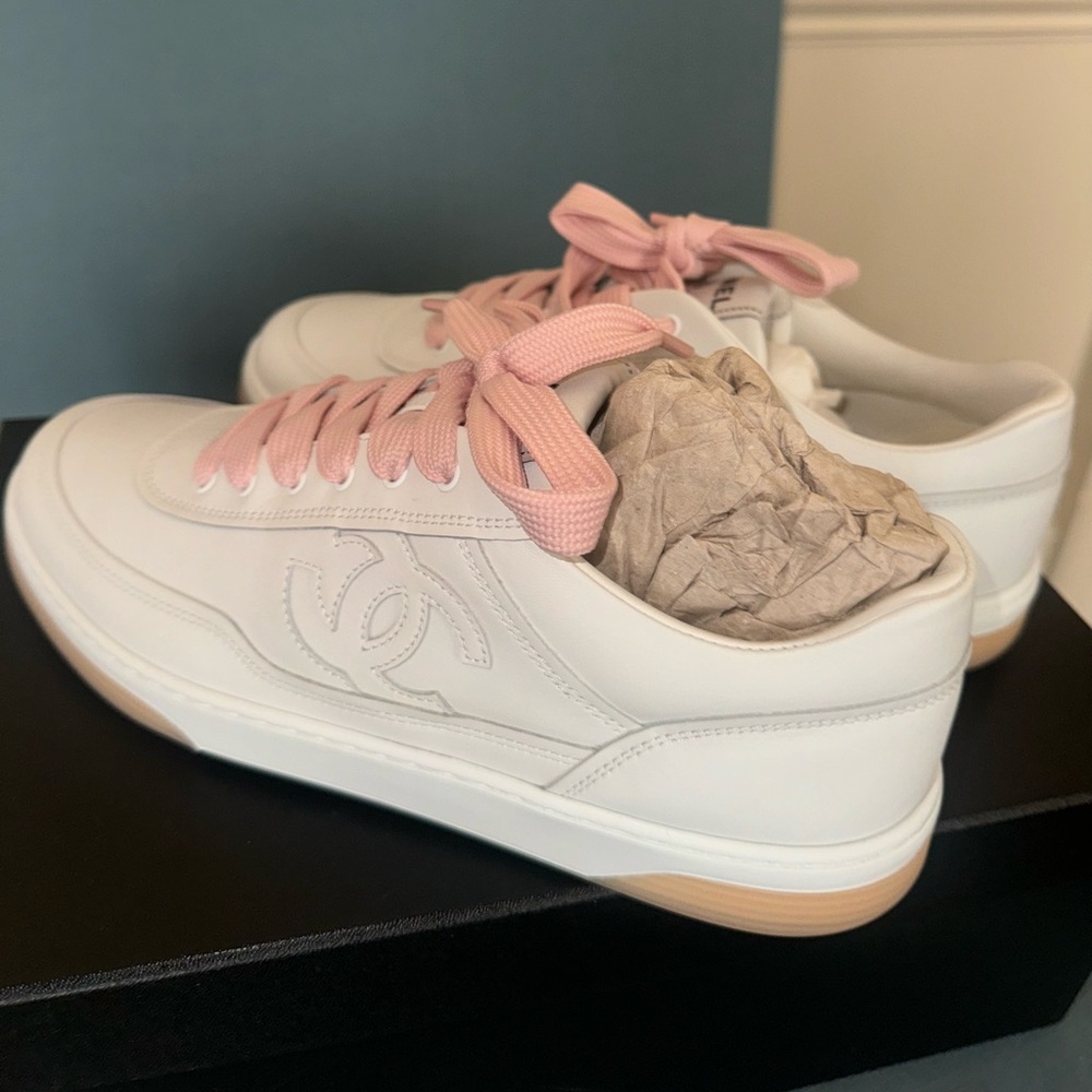 Chanel Sneakers: 2024 Interlocking CC Logo
Women's Size: 9 - Picture 4 of 5